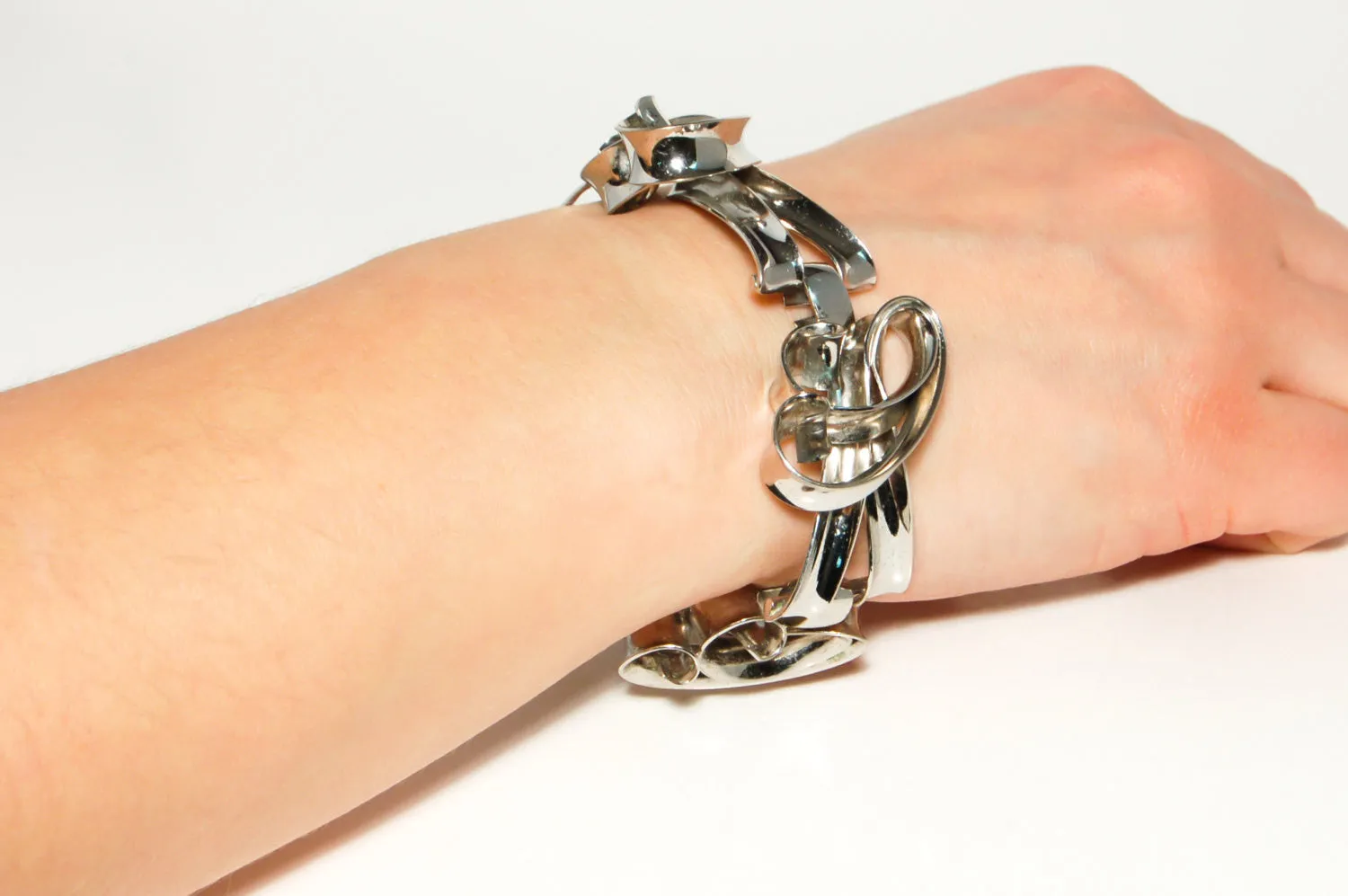 Napier Modernist Silver Large Link Curving Interlocking Artistic Sculptural Link Bracelet Silver Tone