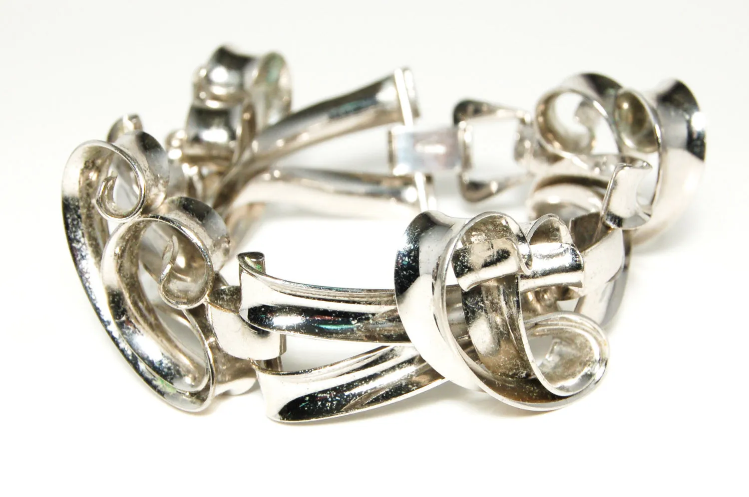 Napier Modernist Silver Large Link Curving Interlocking Artistic Sculptural Link Bracelet Silver Tone