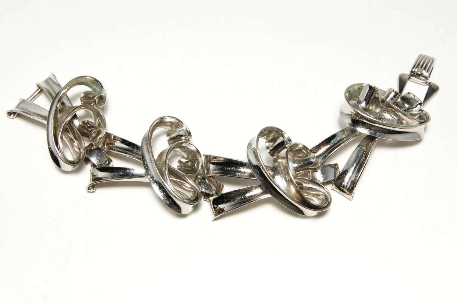 Napier Modernist Silver Large Link Curving Interlocking Artistic Sculptural Link Bracelet Silver Tone