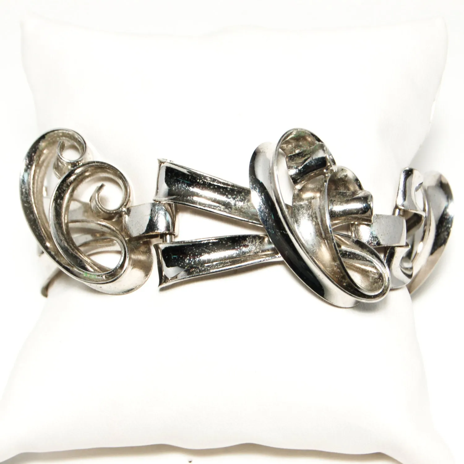 Napier Modernist Silver Large Link Curving Interlocking Artistic Sculptural Link Bracelet Silver Tone