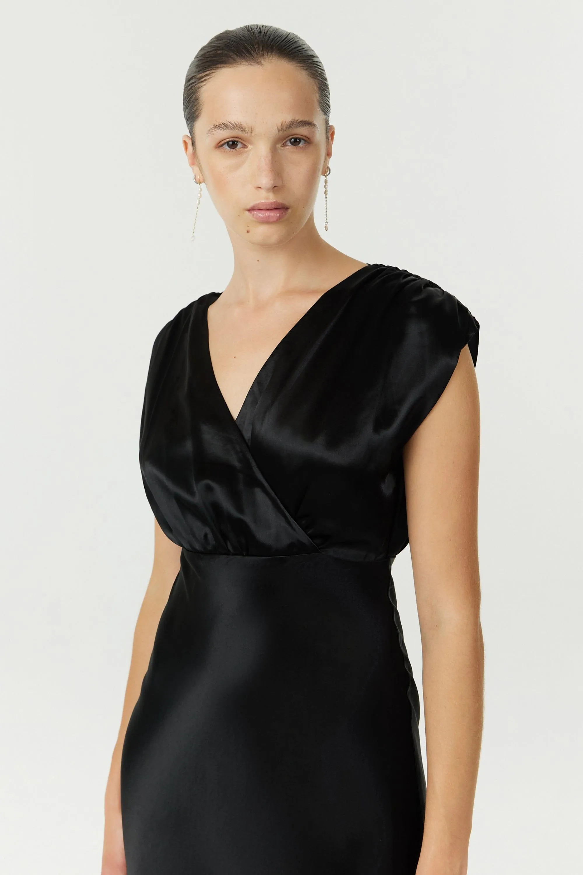 SATIN CROSS OVER GATHER DRESS | BLACK