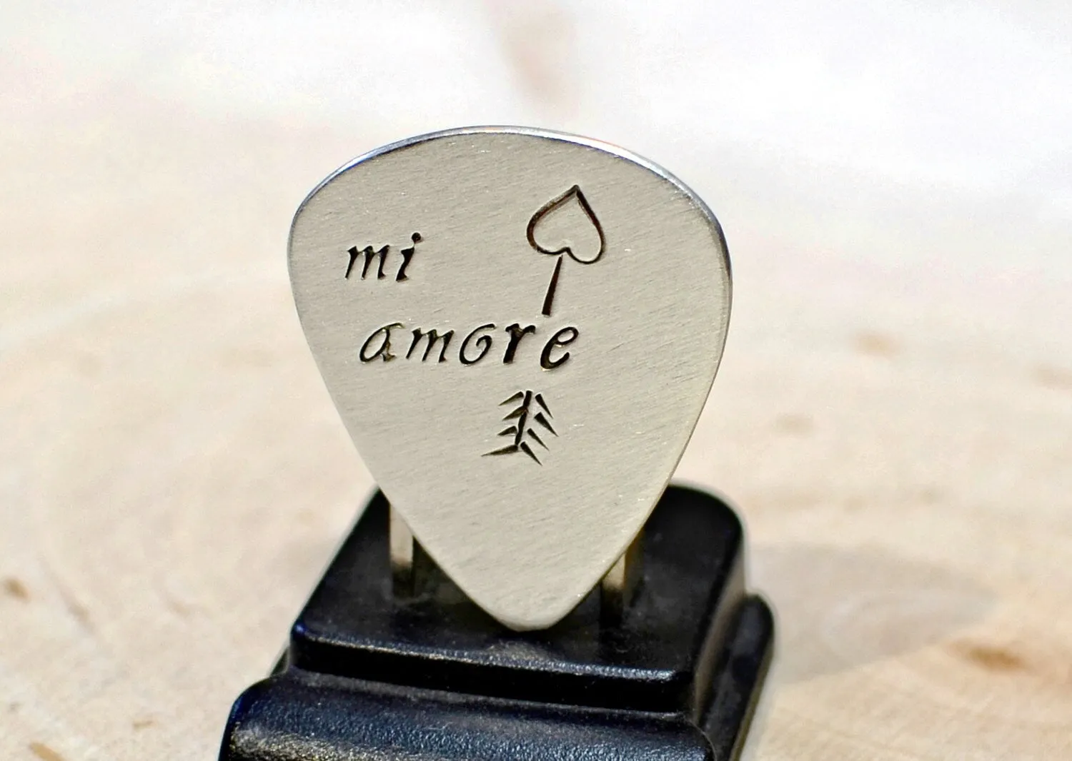 Sterling silver Mi Amore Guitar Pick with Custom Arrow Engraving - 925 GP919