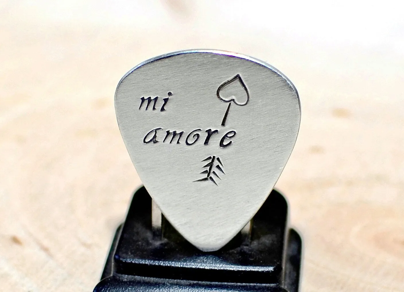 Sterling silver Mi Amore Guitar Pick with Custom Arrow Engraving - 925 GP919
