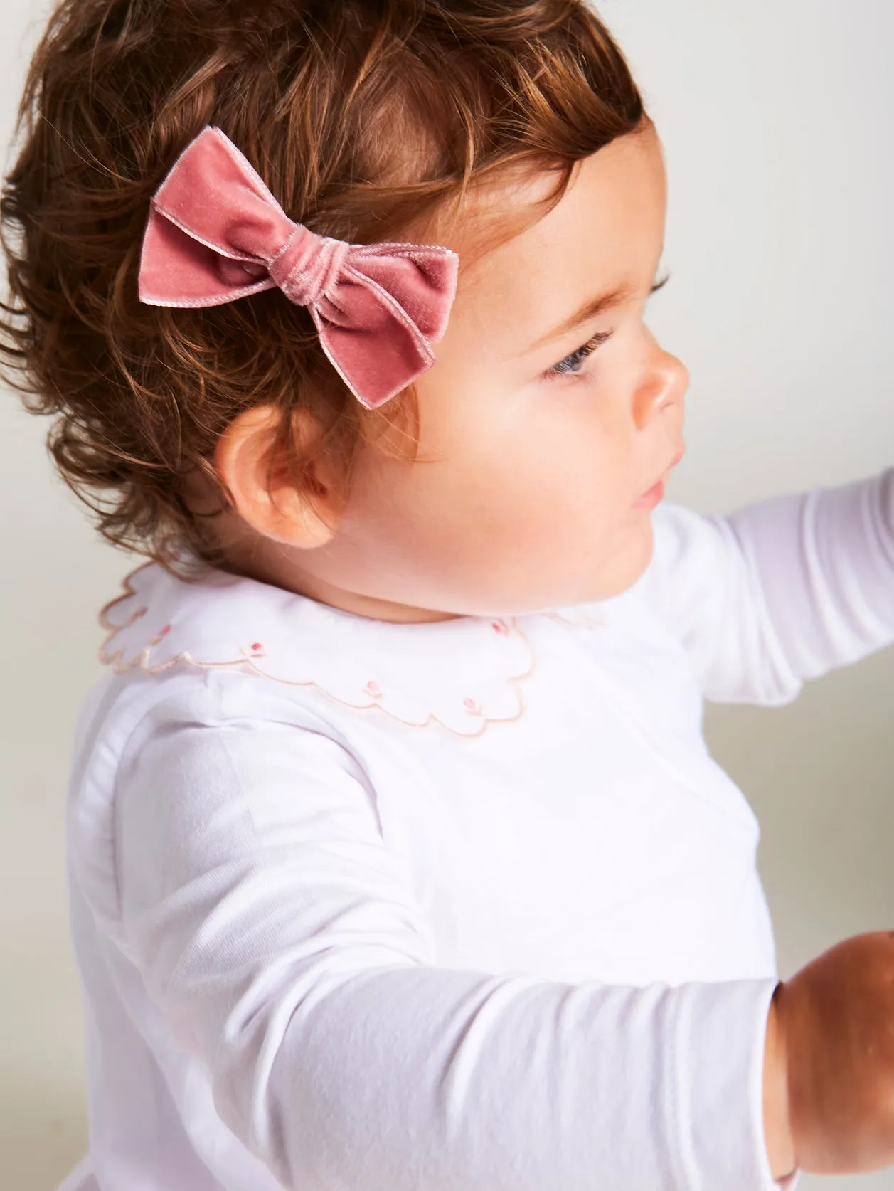 Velvet Medium-Bow Clip in Pink